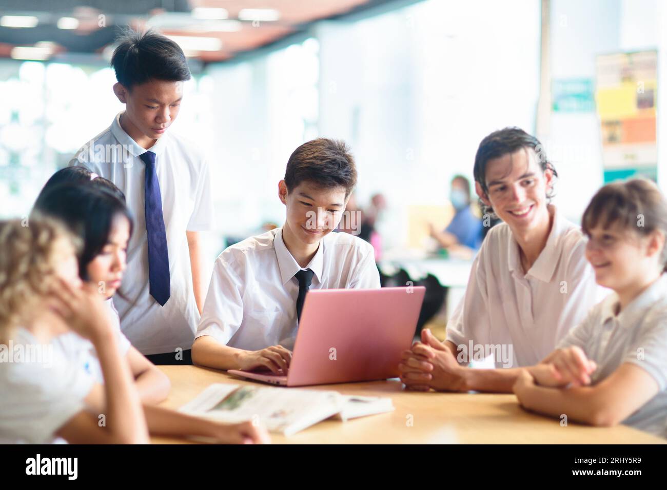 I ragazzi tornano a scuola. Gruppo interrazziale di bambini di età mista il primo giorno del nuovo anno accademico. Adolescente in classe. Foto Stock