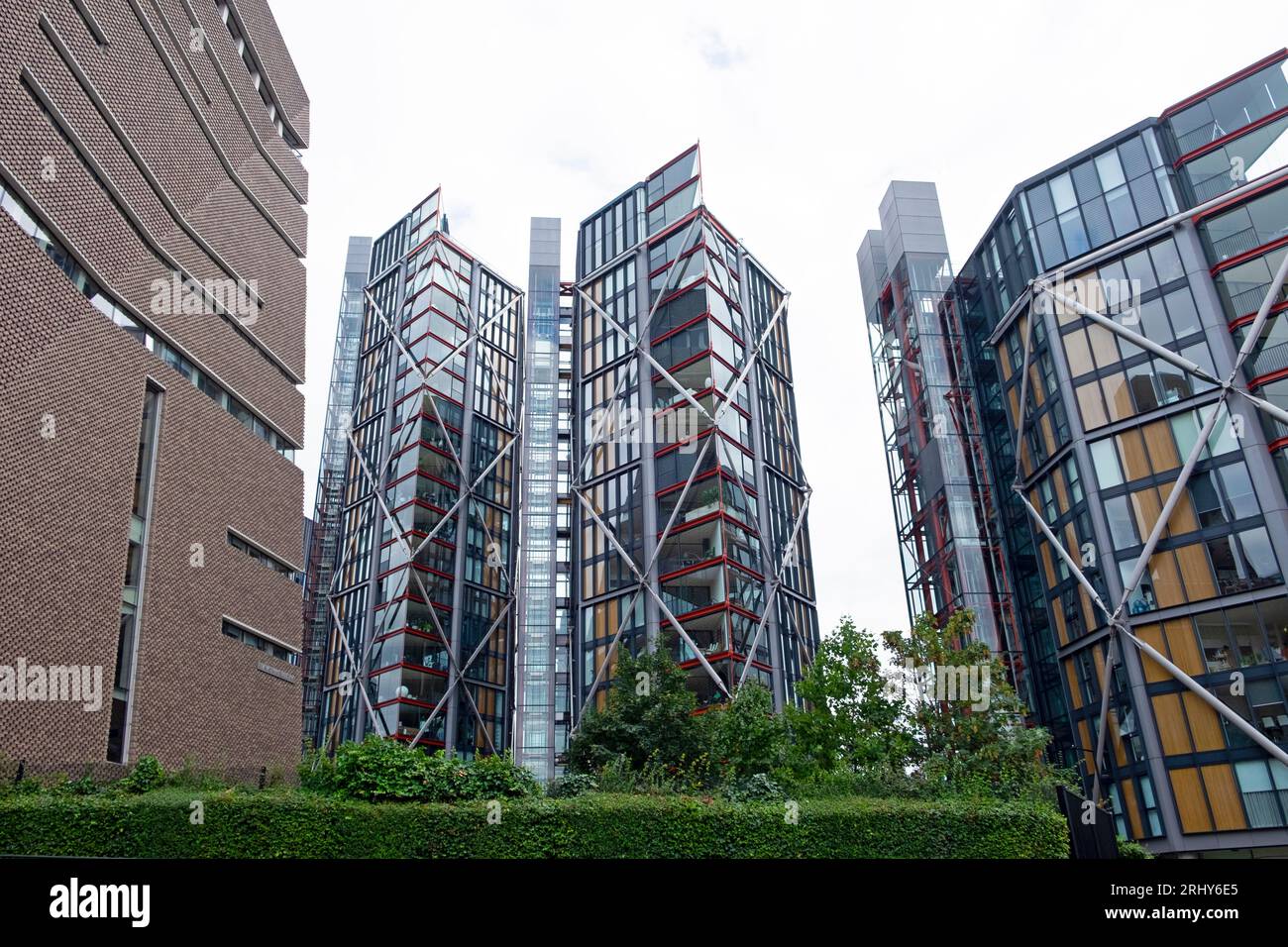 La Tate Modern Art Gallery Switch House Extension Building nidifica al neo Bankside Luxury Apartments building Southwark South London UK KATHY DEWITT Foto Stock