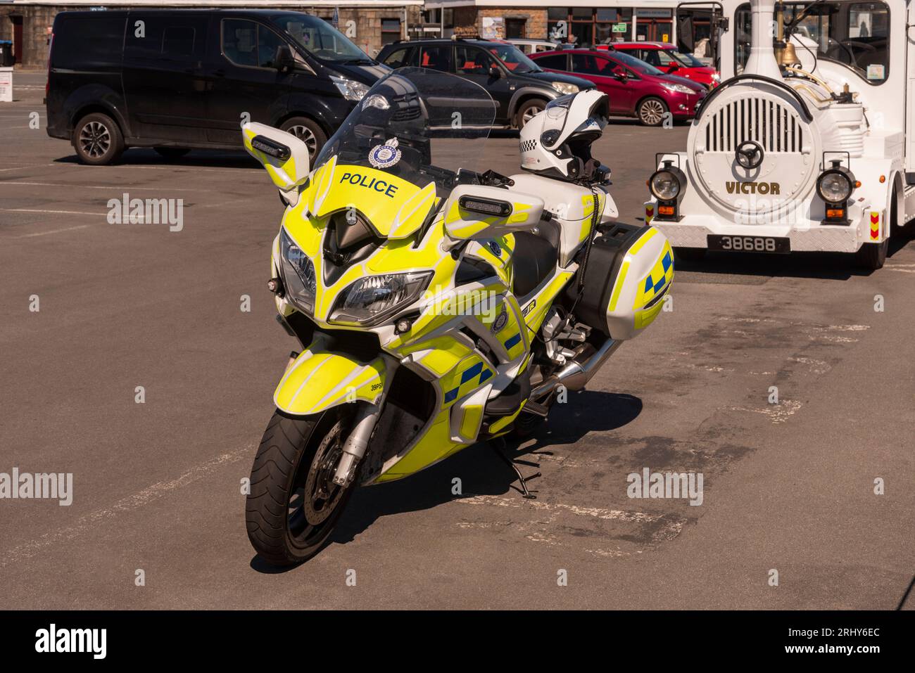 St Peter Port, Guernsey. Isole del Canale. 11 giugno 2023. Motocicletta della polizia di Guernsey parcheggiata in stand nel parcheggio del porto. Foto Stock
