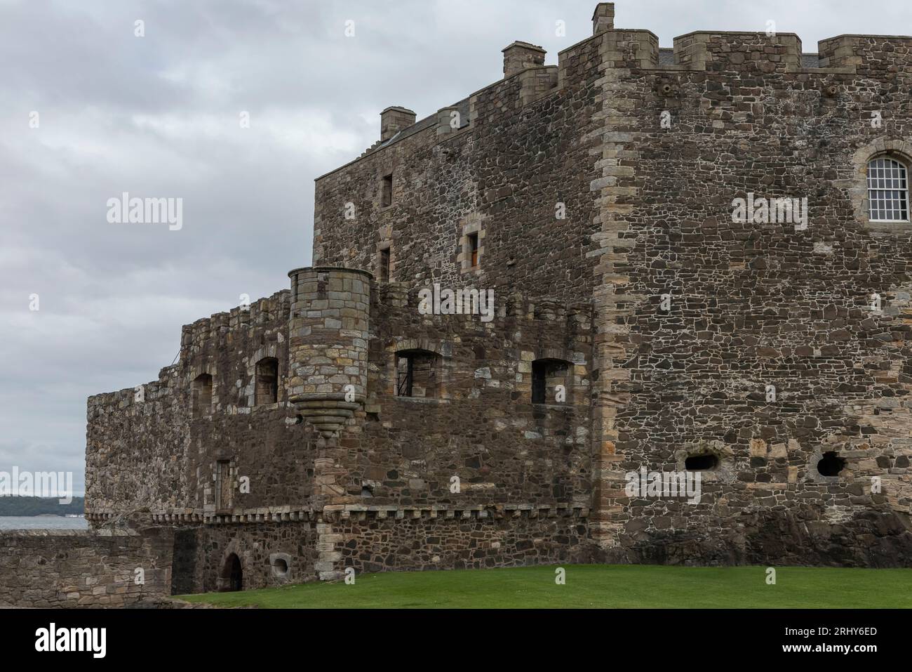 Blackness, Scotland, Regno Unito - 18 agosto 2023 - Vista d'angolo del Castleof Blackness con ingresso Foto Stock