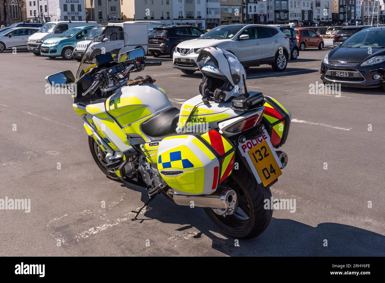 St Peter Port, Guernsey. Isole del Canale. 11 giugno 2023. Motocicletta della polizia di Guernsey in piedi e casco per agenti e comunicazioni unit.communicatio Foto Stock