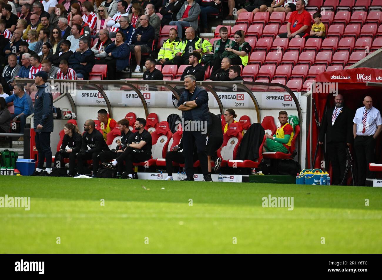 Il manager della Sunderland AFC Tony Mowbray guarda come la sua faccia contro il Rotherham United. Foto Stock