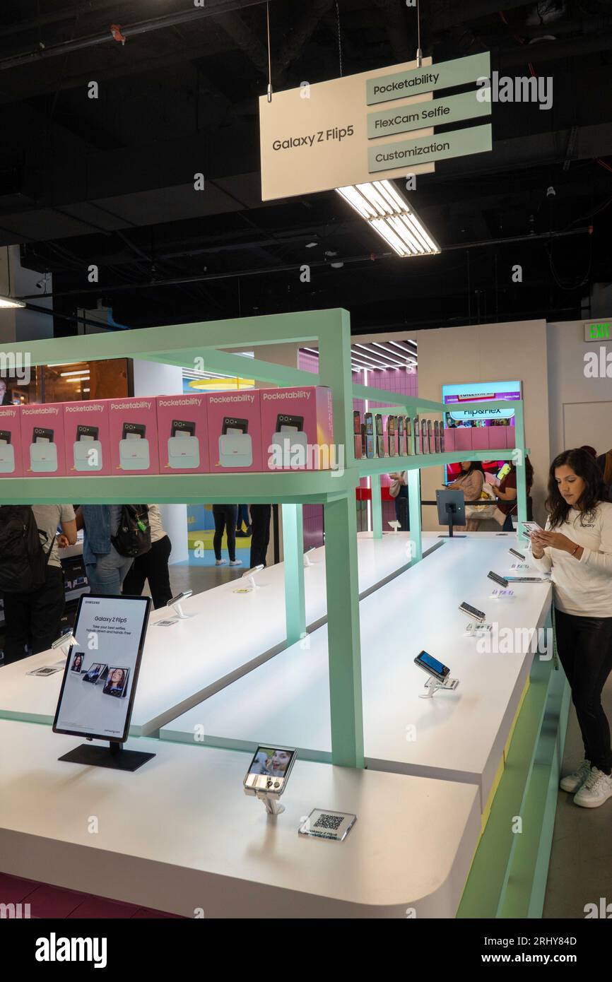 Lo spazio Samsung Galaxy Experience è stata una mostra che ha introdotto gli smartphone Flip sulla W. 34th St. A New York City, 2023, USA Foto Stock