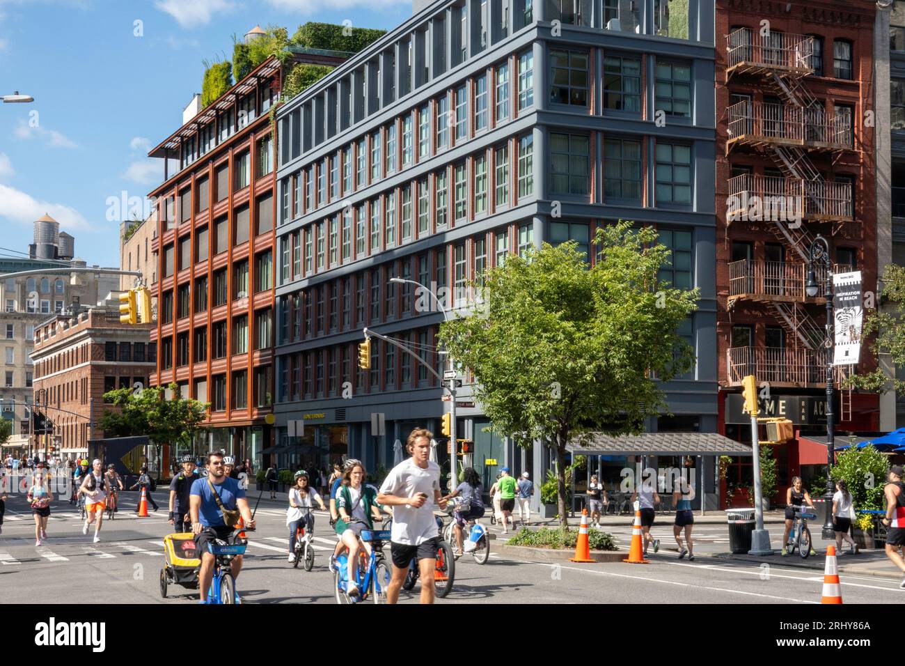 Corridori e ciclisti si divertono in Summer Streets su Lafayette Street a NoHo il sabato 2023 agosto, New York City, USA Foto Stock