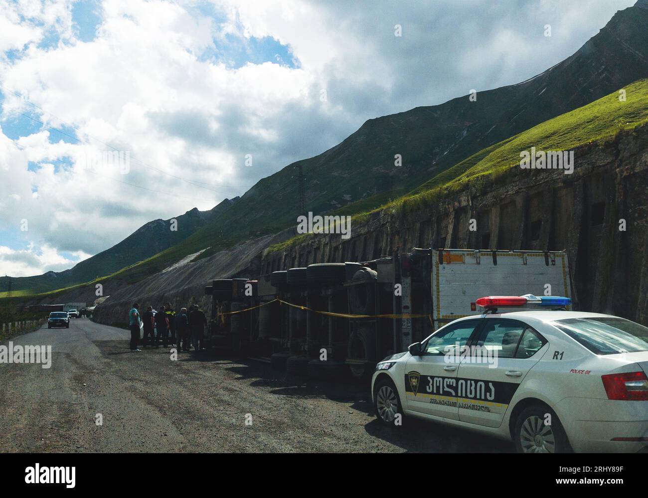 il camion è caduto da un lato su una strada rettilinea, probabilmente a causa dello spostamento del carico Foto Stock