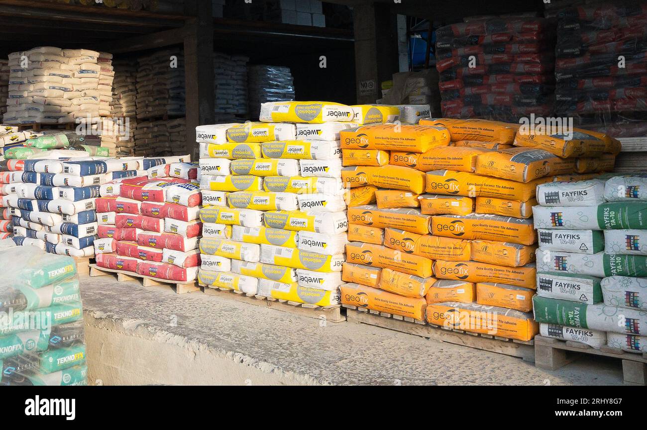 assortimento di miscele di cemento secco in magazzino Foto Stock