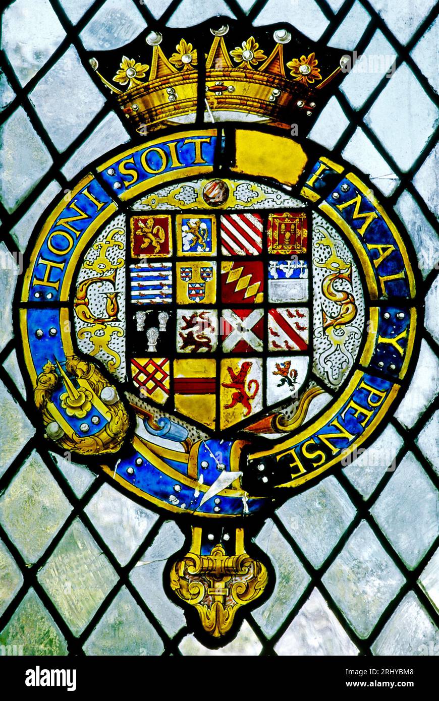 Order of the Garter, araldica, araldica, vetrata colorata Haddon Hall, Derbyshire, Inghilterra, Regno Unito Foto Stock
