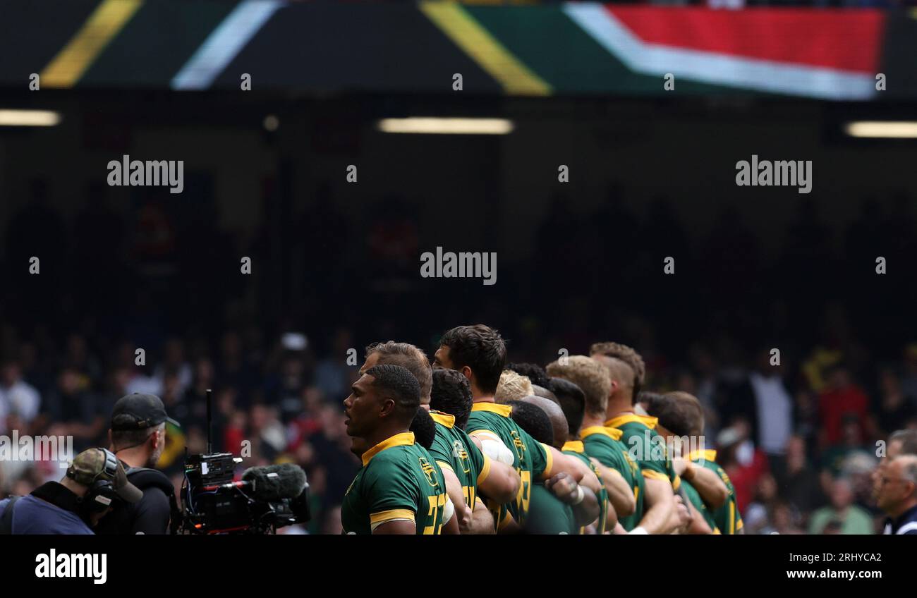 Cardiff, Regno Unito. 19 agosto 2023. Squadra di rugby sudafricana durante l'inno nazionale. Vodafone Summer Series 2023 match, Galles contro Sud Africa al Principality Stadium di Cardiff sabato 19 agosto 2023. foto di Andrew Orchard/Andrew Orchard fotografia sportiva/ Alamy Live News Credit: Andrew Orchard fotografia sportiva/Alamy Live News Foto Stock