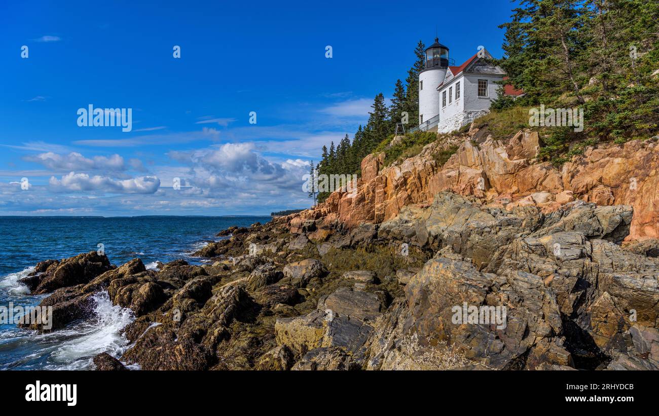 Bass Harbor Head Light - Una vista grandangolare del faro Bass Harbor Head in cima alla colorata scogliera sul mare, l'Acadia National Park, Maine, USA. Foto Stock
