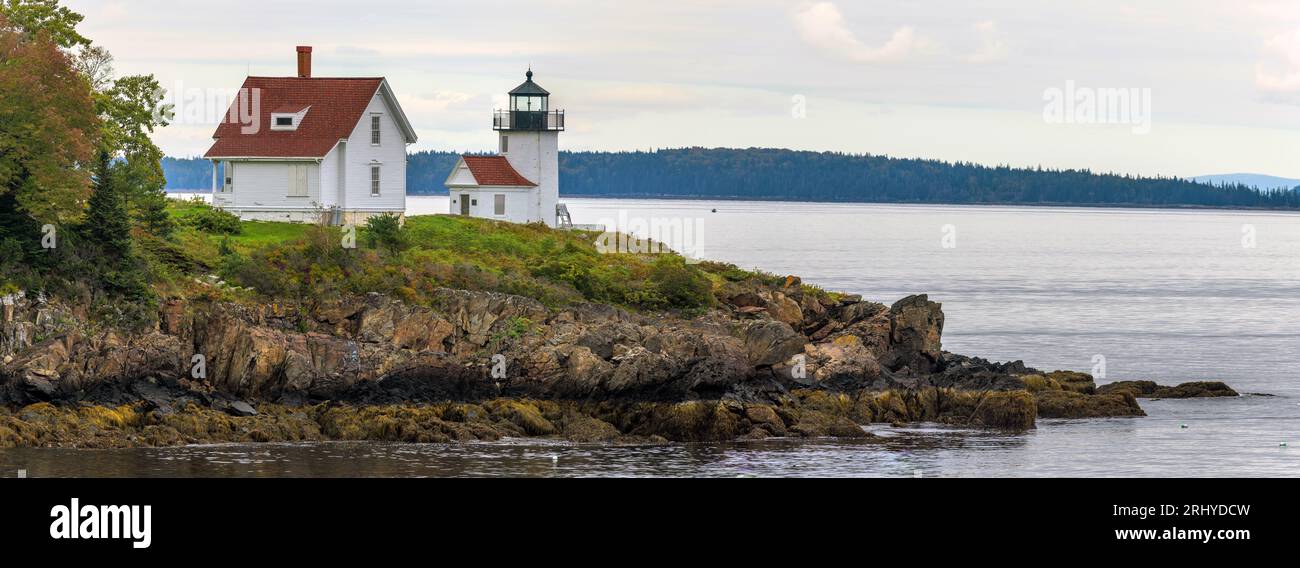 Curtis Island Light - Una vista ravvicinata dello storico faro di Curtis Island in una tempesta giornata autunnale. Camden, Maine, USA. Foto Stock