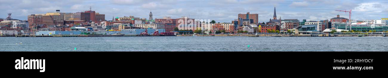 Portland Maine - Un panorama dello skyline del lungomare del centro di Portland sulla riva nord-ovest del porto di Portland in una tranquilla mattinata autunnale. Maine, USA. Foto Stock