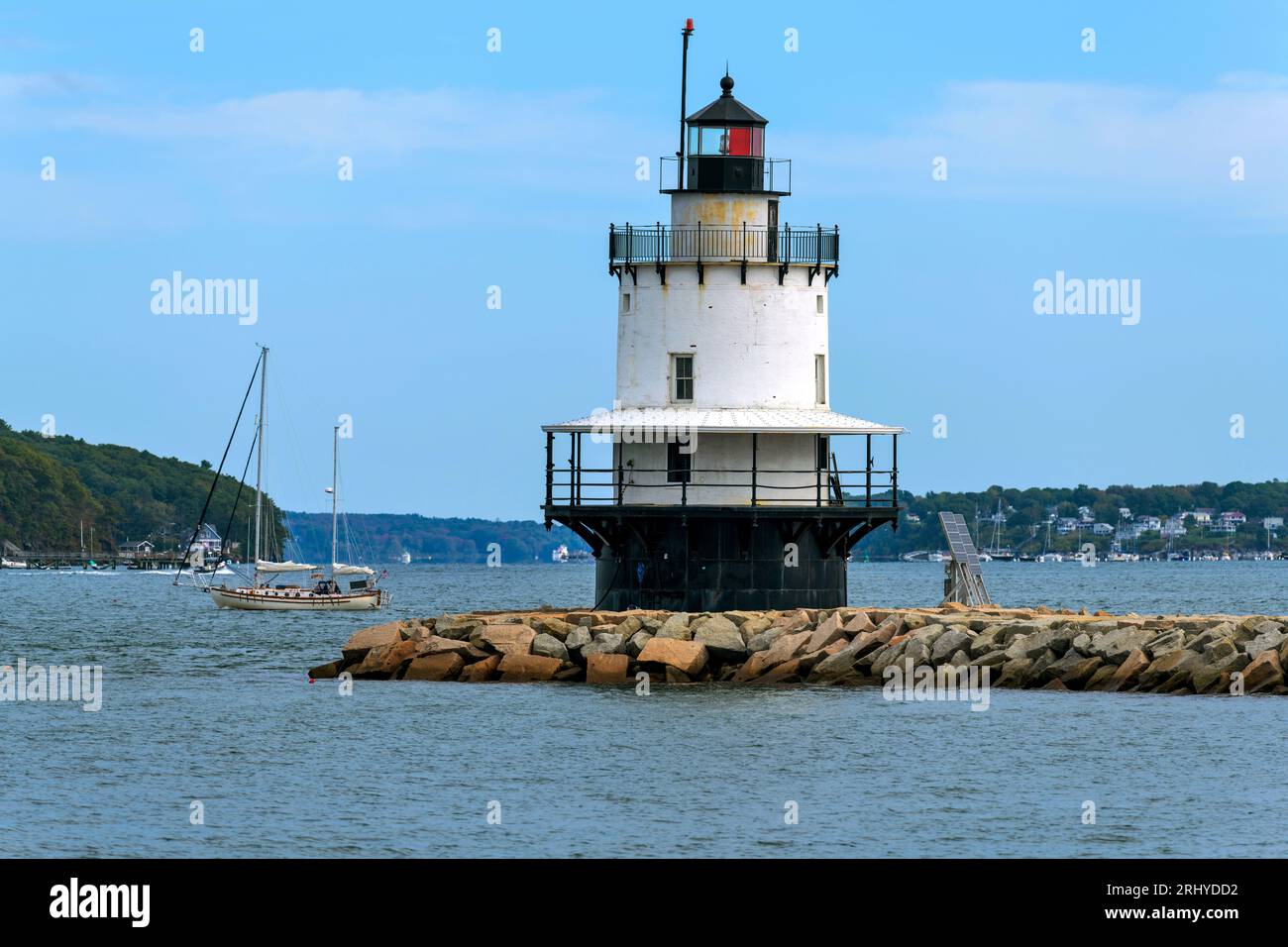 Spring Point Ledge Light - Un teleobiettivo della storica Spring Point Ledge Light in una chiara mattinata autunnale. South Portland, Maine, Stati Uniti. Foto Stock