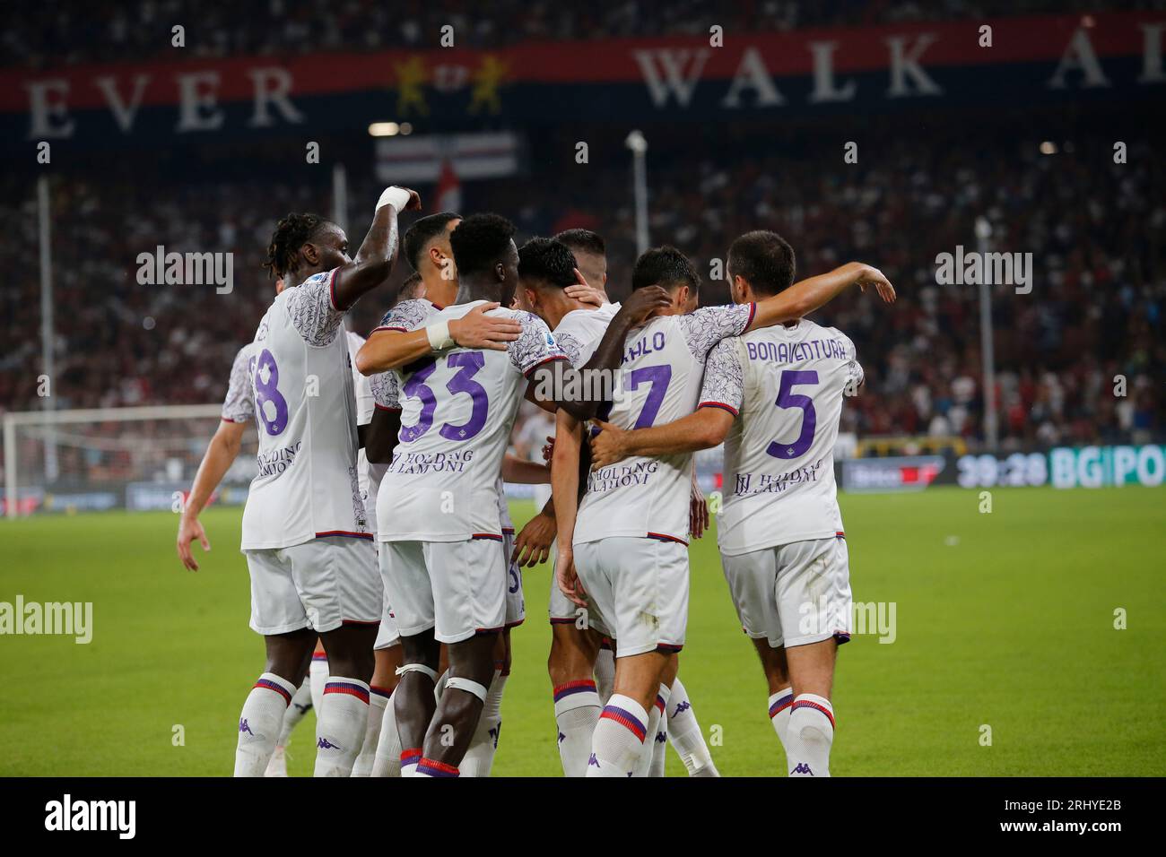 Nicolas Gonzalez dell'ACF Fiorentina festeggia con i compagni di squadra durante la serie A italiana, partita di calcio tra Genoa CFC e ACF Fiorentina il 19A Foto Stock
