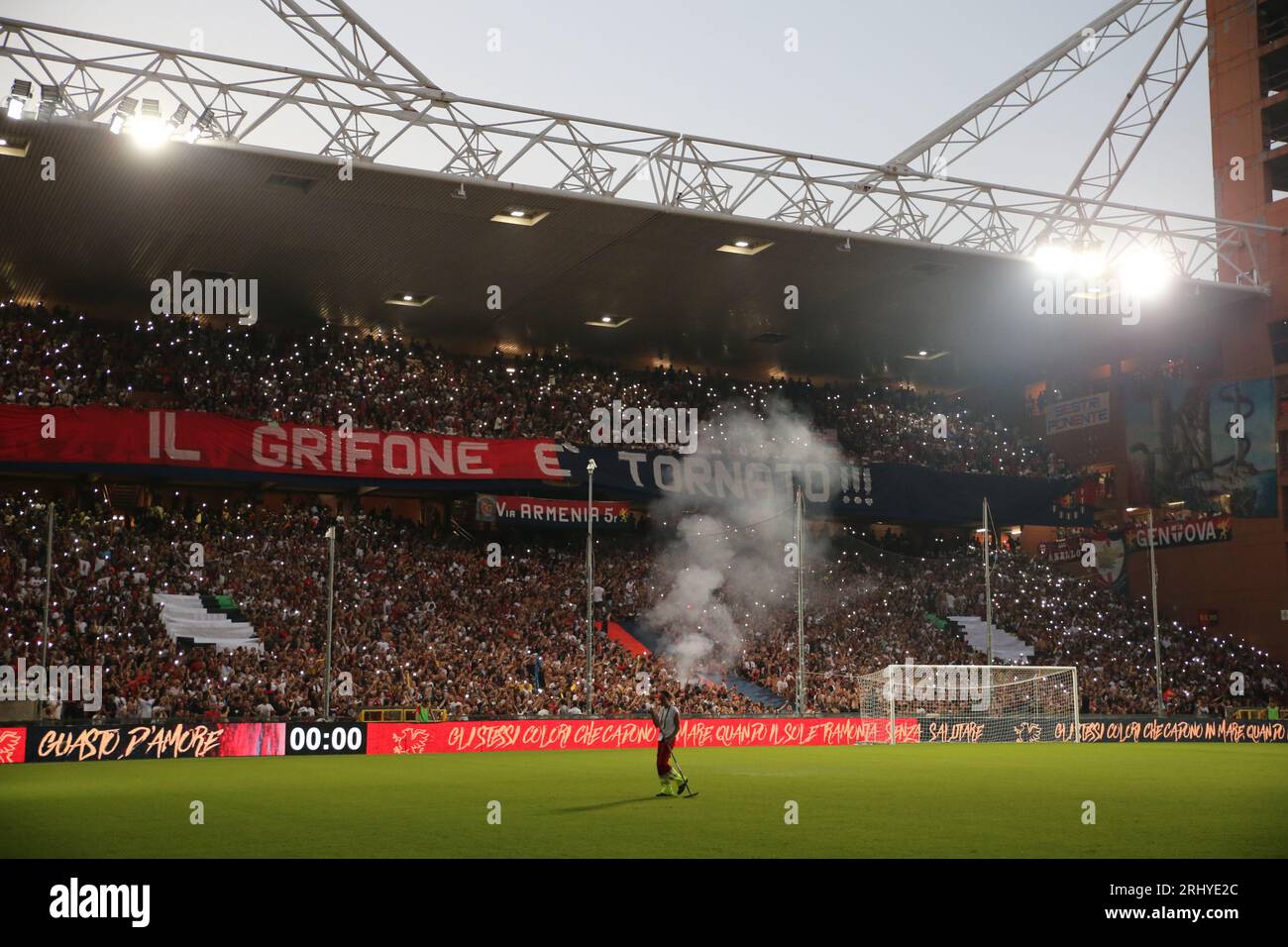 Tifosi genovesi durante la partita di serie A italiana tra Genoa CFC e ACF Fiorentina il 19 agosto 2023 allo stadio Luigi Ferraris, Genova I. Foto Stock