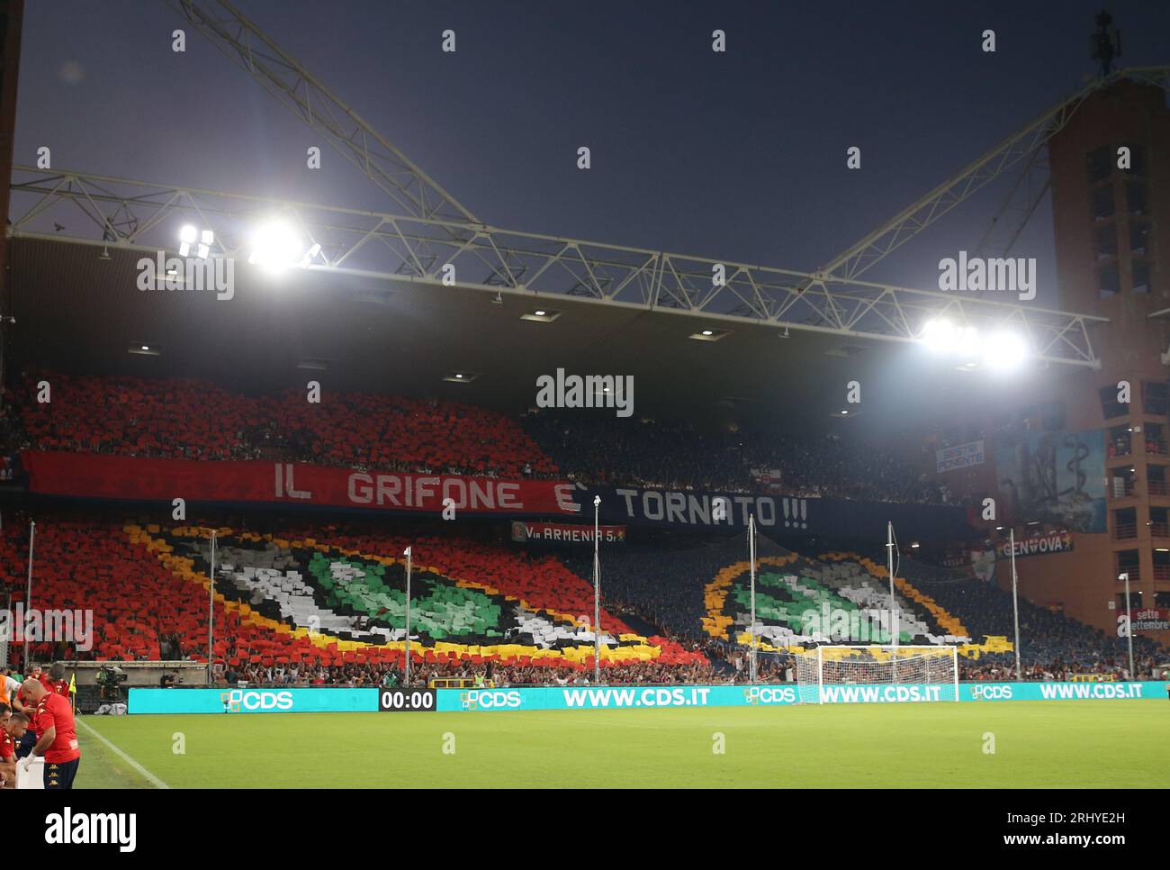 Coreografia dei tifosi del Genoa durante la partita di serie A, partita di calcio tra Genoa CFC e ACF Fiorentina il 19 agosto 2023 allo stadio Luigi Ferraris Foto Stock
