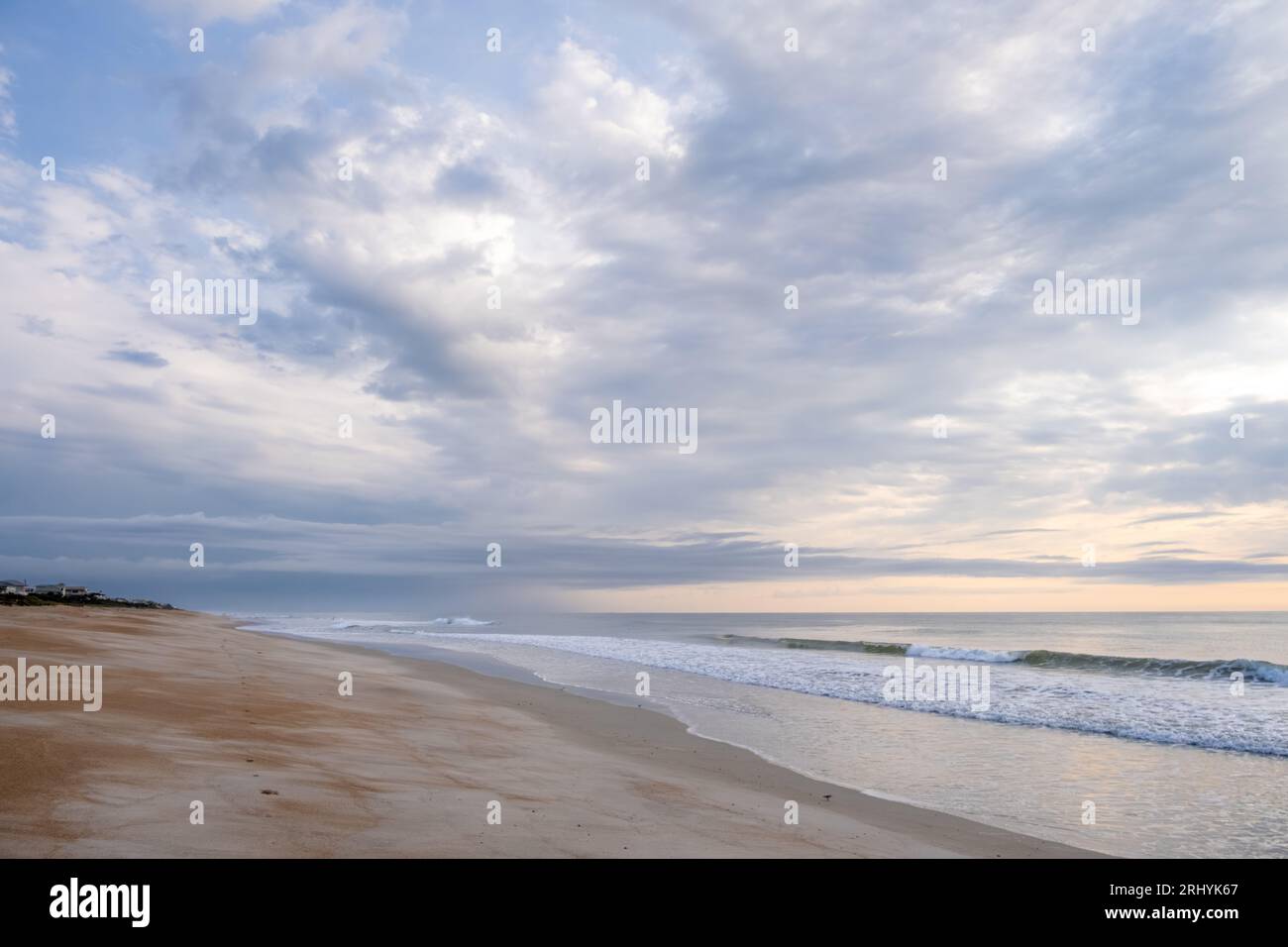 Spiaggia tranquilla e vuota all'alba a Ponte Vedra Beach, Florida. (USA) Foto Stock