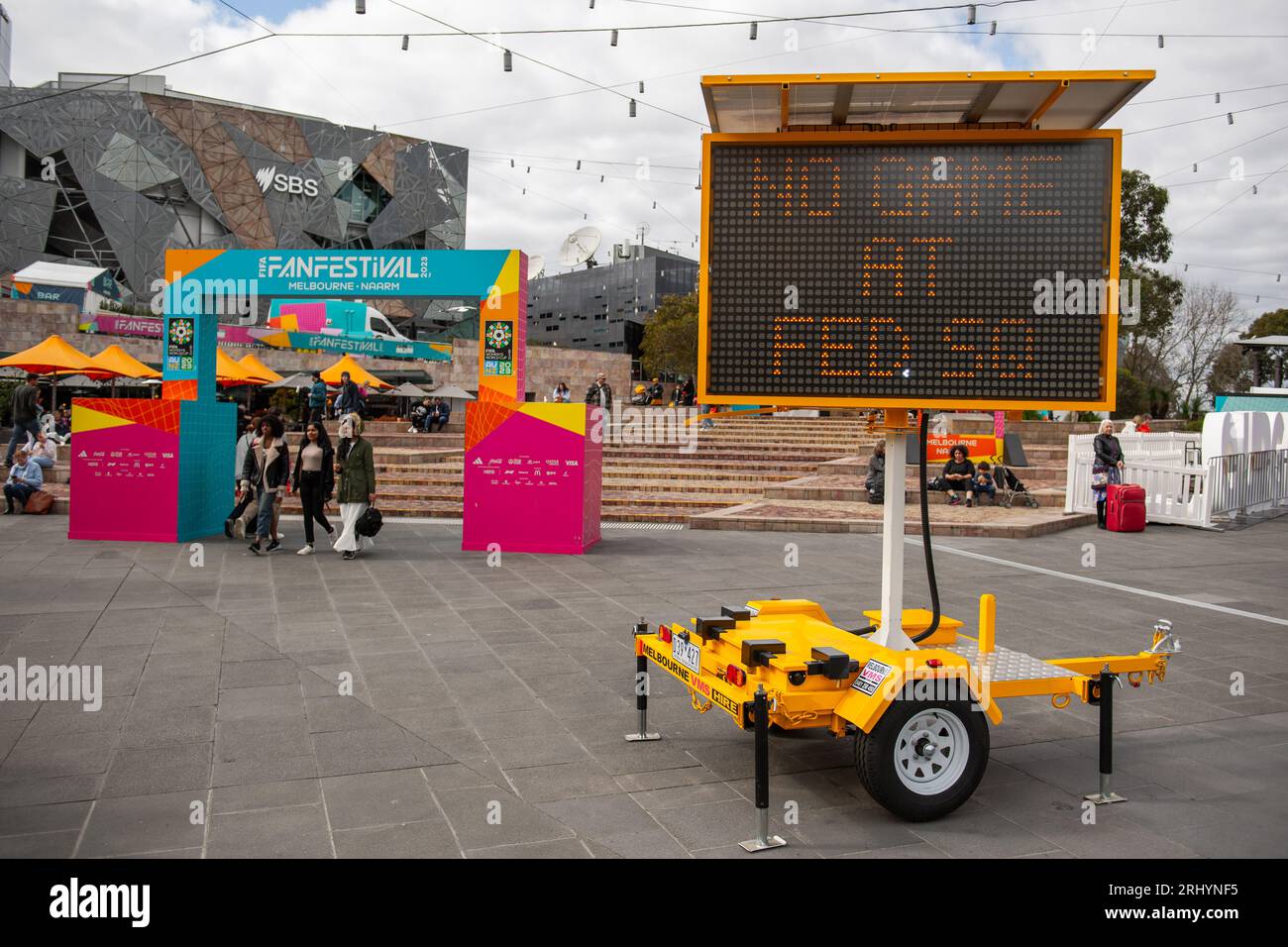 20 agosto 2023, Melbourne, Australia. Un cartello elettronico a Federation Square che informa il pubblico che la diretta streaming della Coppa del mondo femminile FIFA non si terrà più in questa sede dopo l'evento fuori controllo e sovraffollato che si è svolto durante la partita australiana contro gli inglesi. Crediti: Jay Kogler/Alamy Live News Foto Stock