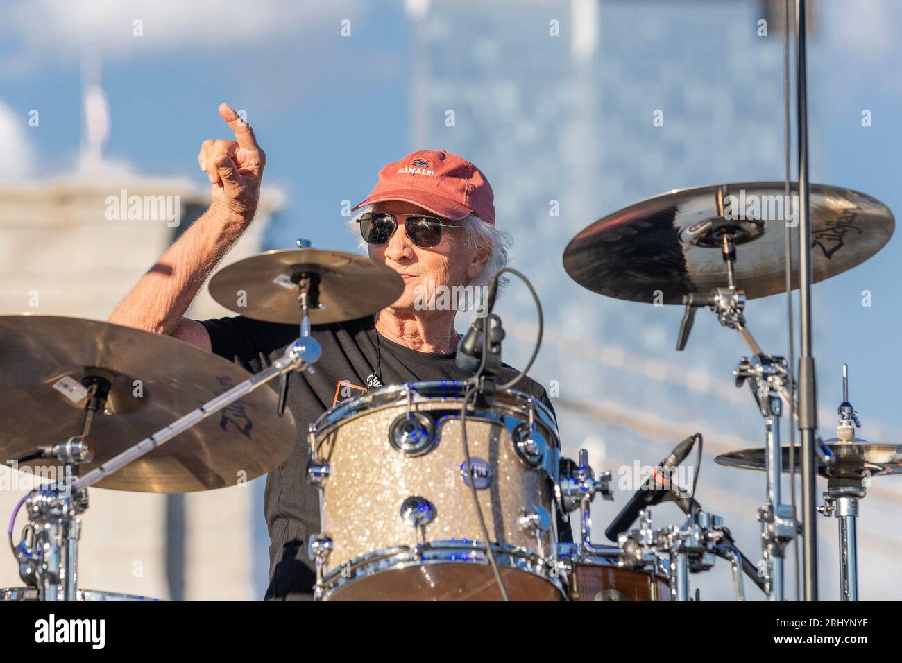 18 agosto 2023, New York, New York, Stati Uniti: Bill Kreutzmann alla batteria si esibisce con la band Billy & the Kids sul tetto del Pier 17 a New York. Bill Kreutzmann alla batteria, Reed Mathis al basso, Tom Hamilton alla chitarra, Daniel Donato alla chitarra, Aron Magner alla tastiera, Jeff Franca alla batteria, Sierra Hull al mandolino erano sul palco. (Immagine di credito: © Lev Radin/Pacific Press via ZUMA Press Wire) SOLO USO EDITORIALE! Non per USO commerciale! Foto Stock