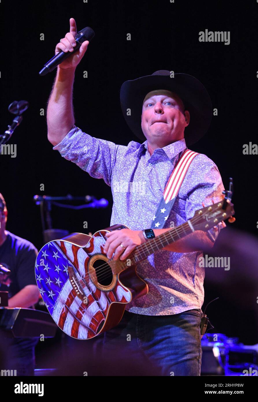 Hiawassee, Georgia, USA. 19 agosto 2023. John Michael Montgomery sul palco per il Brotherly Love Tour con John Michael Montgomery ed Eddie Montgomery, Anderson Music Hall, Georgia Mountain Fairgrounds, Hiawassee, GA 19 agosto, 2023. crediti: Derek Storm/Everett Collection/Alamy Live News Foto Stock