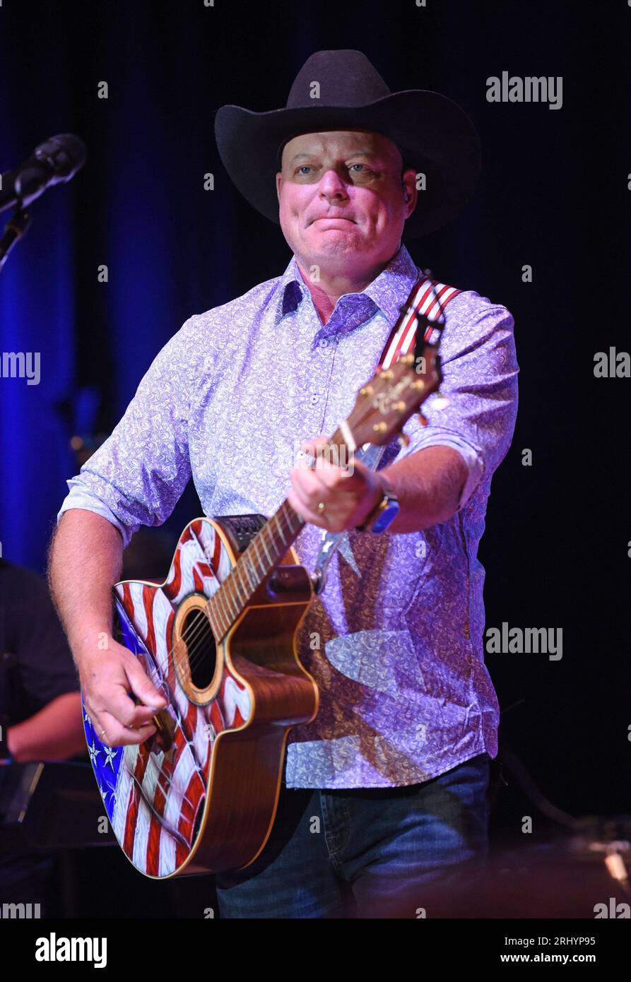 Hiawassee, Georgia, USA. 19 agosto 2023. John Michael Montgomery sul palco per il Brotherly Love Tour con John Michael Montgomery ed Eddie Montgomery, Anderson Music Hall, Georgia Mountain Fairgrounds, Hiawassee, GA 19 agosto, 2023. crediti: Derek Storm/Everett Collection/Alamy Live News Foto Stock