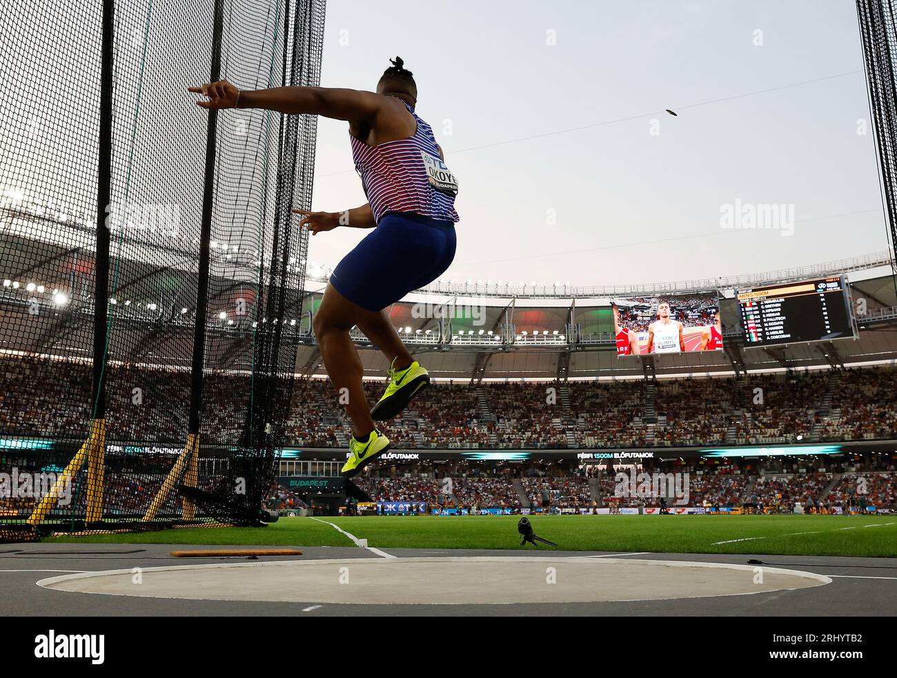 Budapest. 19 agosto 2023. Il britannico Lawrence Okoye gareggia durante le qualificazioni del lancio del disco maschile ai Campionati mondiali di atletica leggera Budapest 2023 a Budapest, in Ungheria, il 19 agosto 2023. Crediti: Wang Lili/Xinhua/Alamy Live News Foto Stock