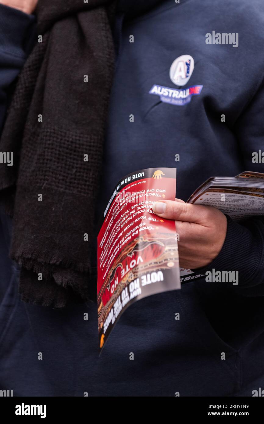 Melbourne, Australia, 19 agosto 2023. Una donna distribuisce volantini "votate no” durante un piccolo raduno "No Vote" sui gradini del Parlamento di Stato a Melbourne, Australia, 19 agosto 2023. Credito: Michael Currie/Speed Media/Alamy Live News Foto Stock