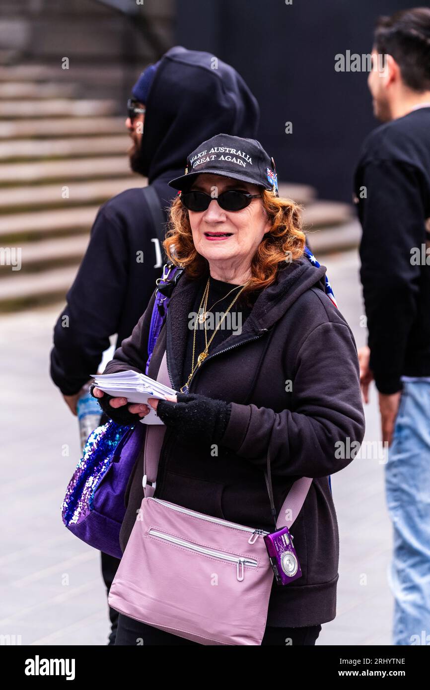 Melbourne, Australia, 19 agosto 2023. Una donna che indossa un cappello "Make Australia Great Again" distribuisce volantini durante una piccola manifestazione "No Vote" sui gradini del Parlamento di Stato a Melbourne, Australia, 19 agosto 2023. Credito: Michael Currie/Speed Media/Alamy Live News Foto Stock