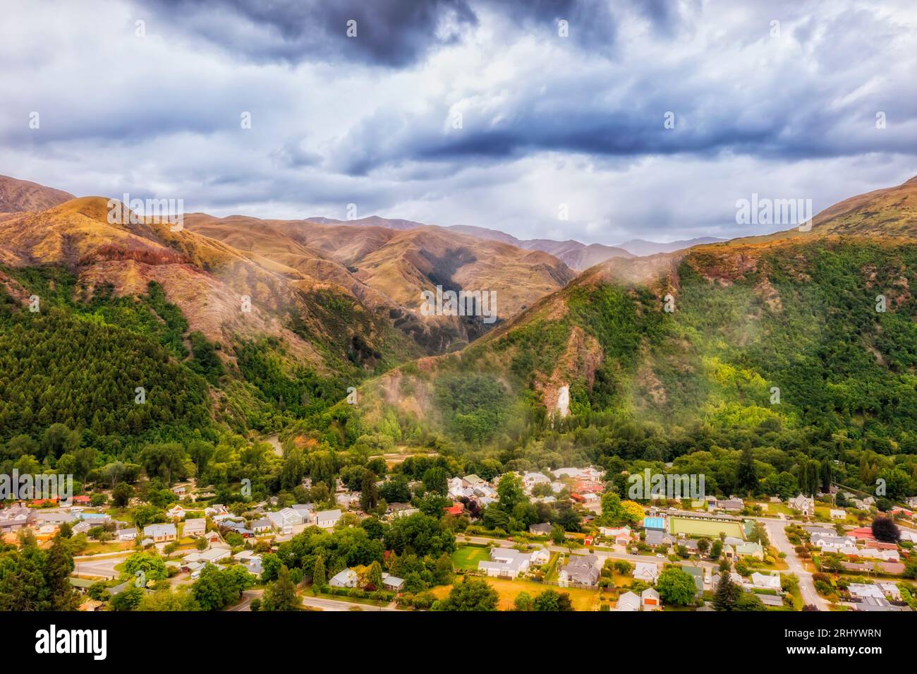 Montagne panoramiche e il fiume Aroudn Arrowtown in nuova Zelanda - insediamento storico e posizione LOTR. Foto Stock