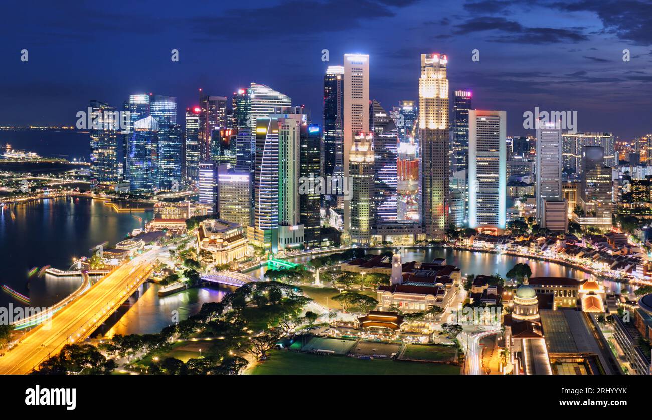 Singapore business district e la città al crepuscolo, Asia - panorama Foto Stock