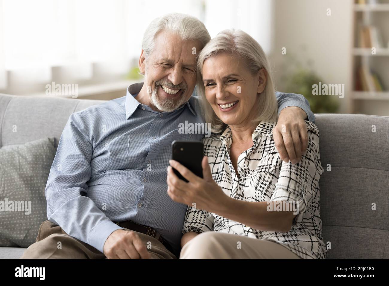 Felice coppia pensionati che parla di videochiamata online Foto Stock