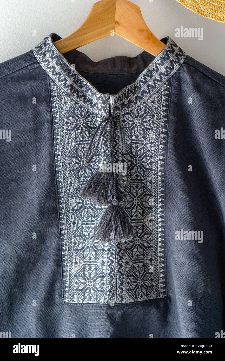 Maglia uomo ricamata vestiti ucraini. Sfondo blu grigio e nero. Vyshyvanka è un simbolo dell'Ucraina. Cucitura a croce con ricami. Punto nazionale ucraino. Simbolo dell'abbigliamento tradizionale. Foto Stock