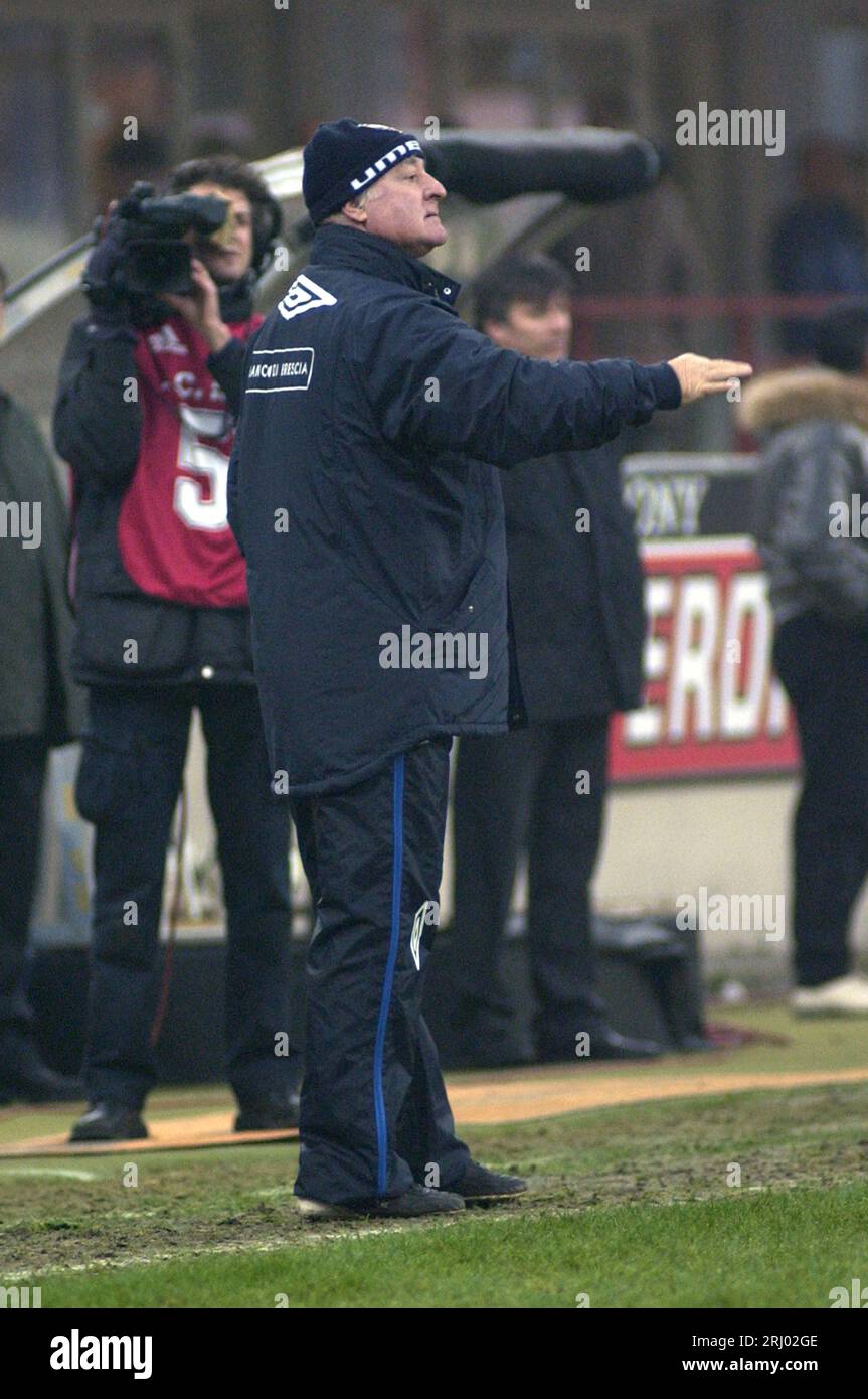 Milano Italia 2002-12-22 : Carlo Mazzone, allenatore di Brescia, durante la partita AC Milan - FC Brescia Foto Stock