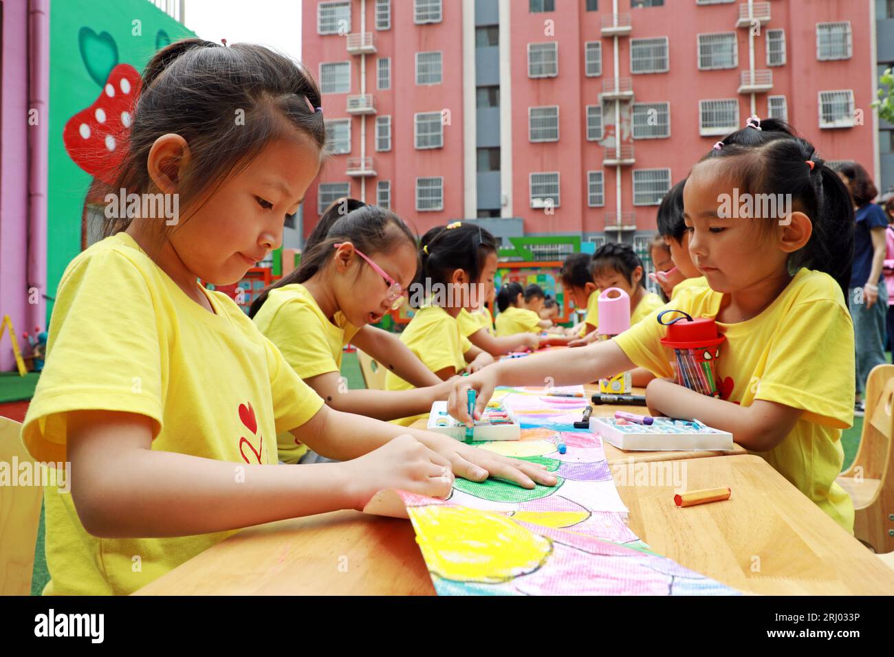 Contea di Luannan - 6 giugno 2019: I bambini dell'asilo stanno disegnando barche da drago, Contea di Luannan, provincia di Hebei, Cina Foto Stock