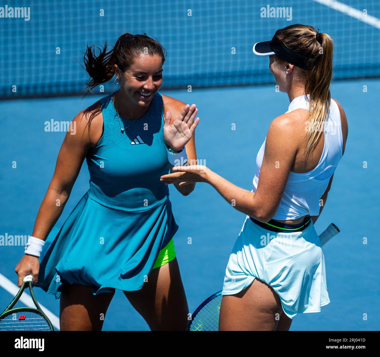 San Francisco, Stati Uniti. 19 agosto 2023. Jodie Burrage (L) e Olivia Gadecki celebrano durante la partita finale di doppio femminile tra Jodie Burrage of Britain/Olivia Gadecki of Australia e Hailey Baptiste/Clarie Liu degli Stati Uniti al torneo di tennis Golden Gate Open nella San Francisco Bay area, Stati Uniti, 19 agosto 2023. Crediti: Arthur Dong/Xinhua/Alamy Live News Foto Stock