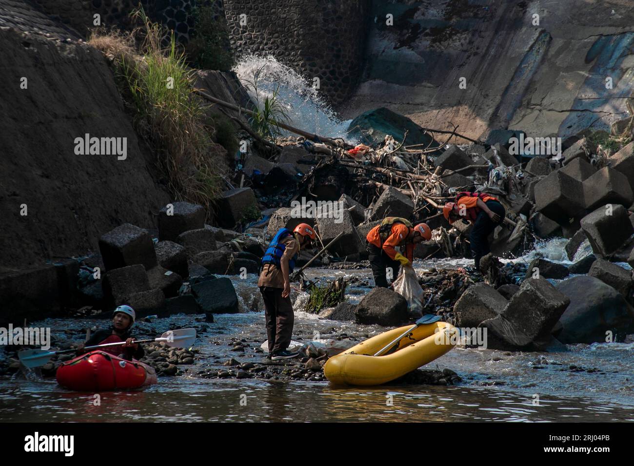 Un giorno per ripulire il fiume dalla spazzatura Foto Stock