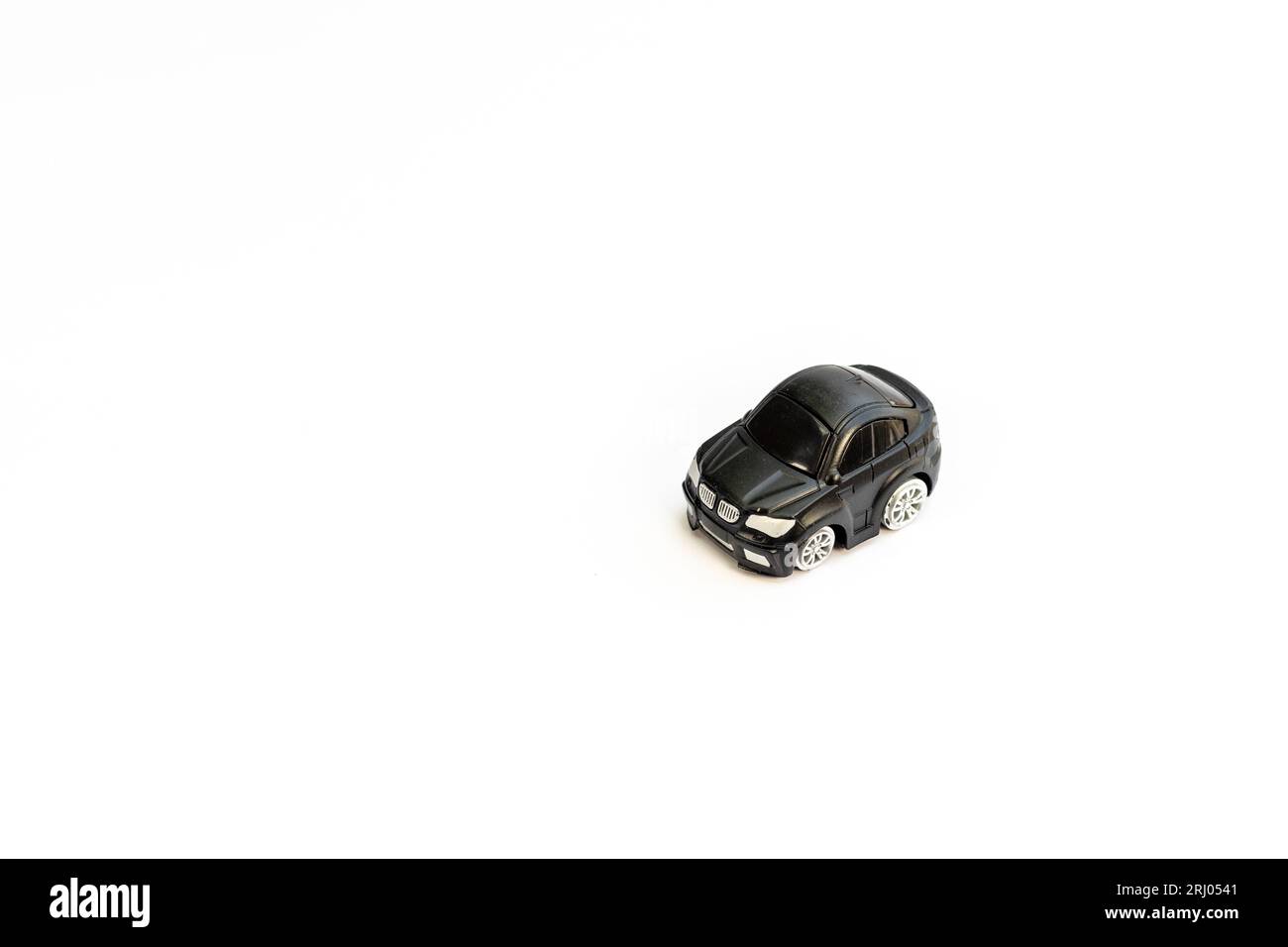 Macchinina giocattolo nera su sfondo bianco isolato. Concetto di auto. Foto Stock