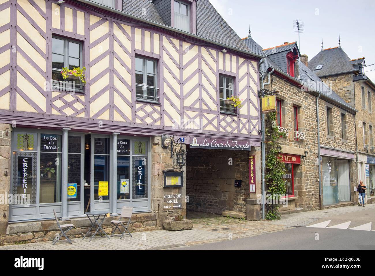 uno dei molti edifici incantevoli lungo la strada principale della città di combourg brittany Foto Stock