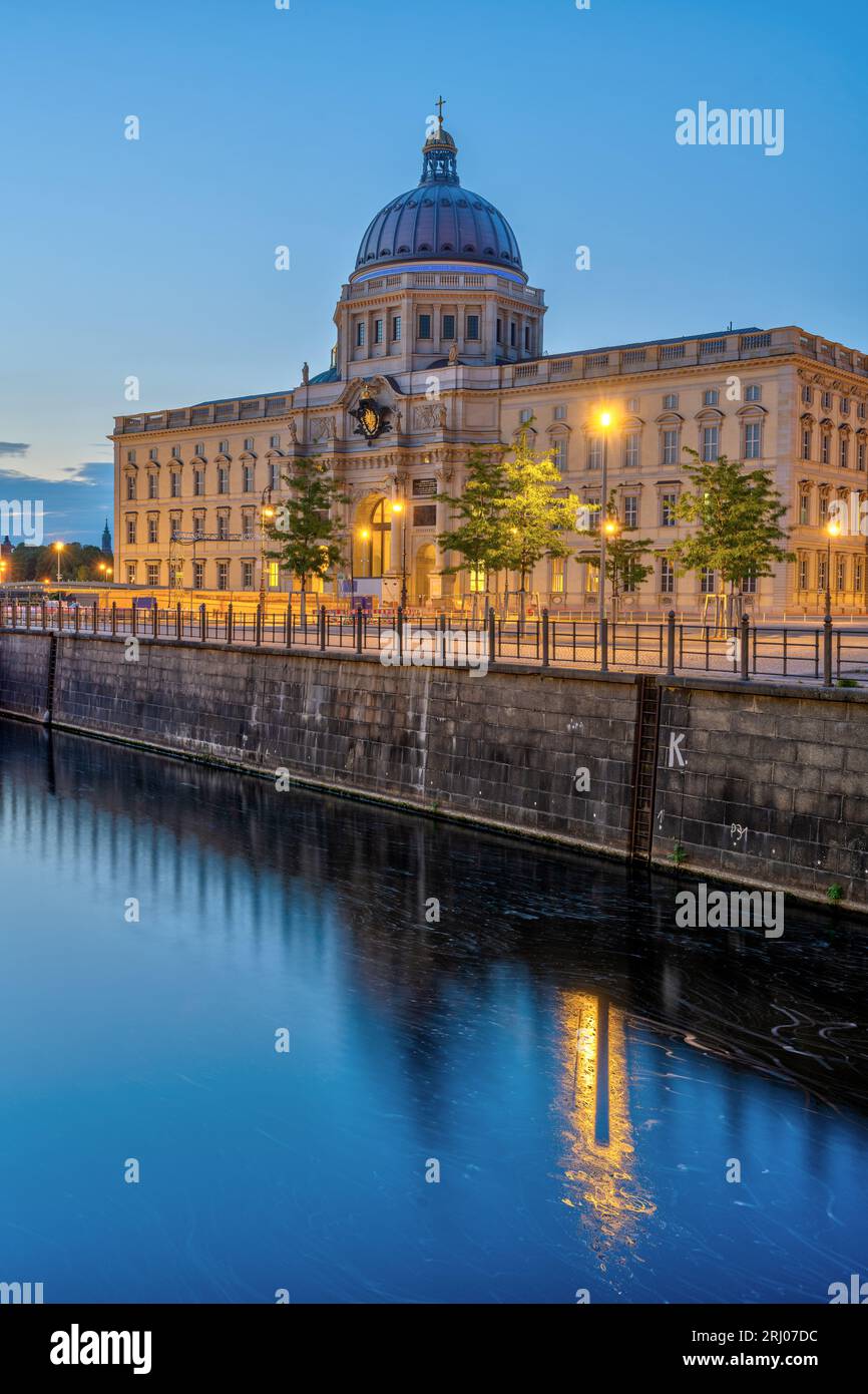 Il Palazzo della città di Berlino ricostruito durante l'ora blu Foto Stock