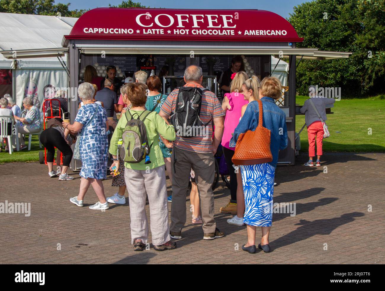 Una fila fuori da un furgone del caffè. The Coffee Bean Company, al Southport Flower Show, 2017. Foto Stock