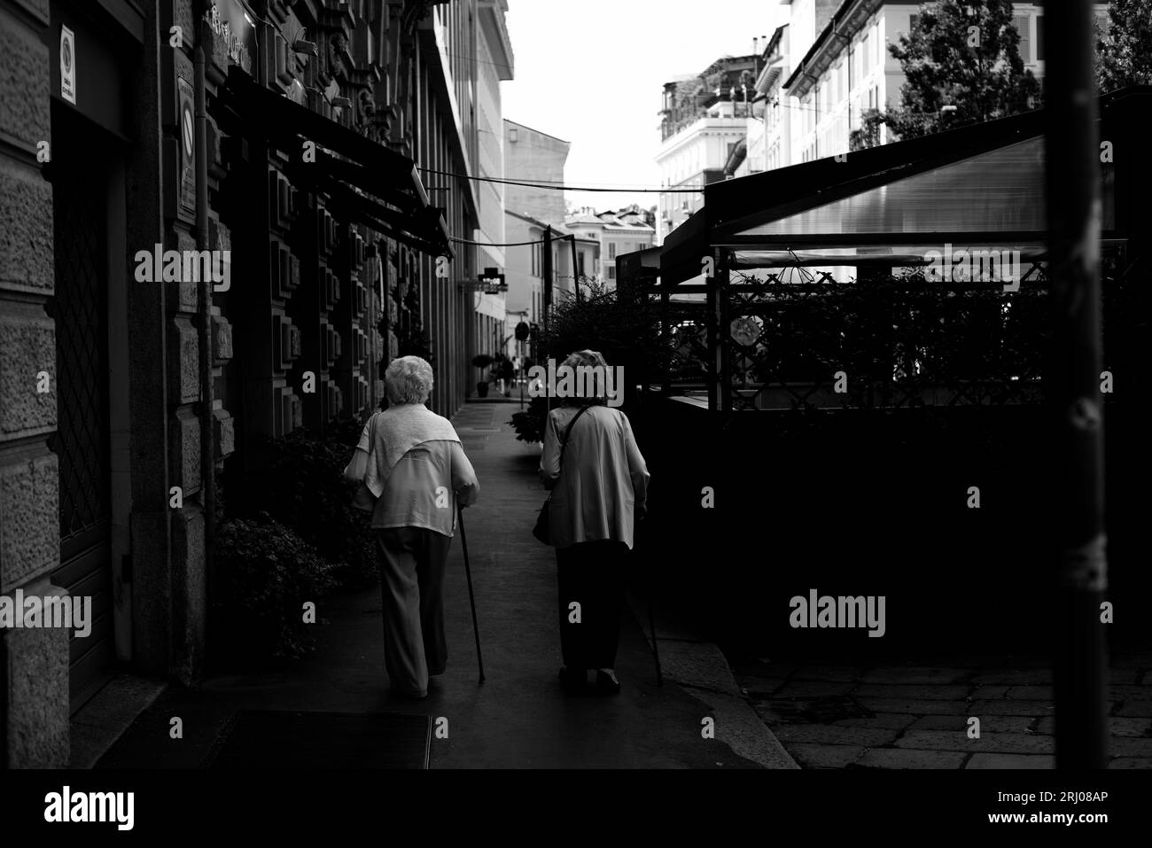 Coppie anziane che camminano per le strade di Milano Foto Stock