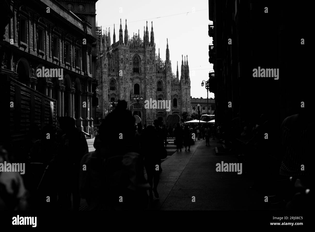 Cattedrale di Milano in bianco e nero con persone oscurate in primo piano Foto Stock