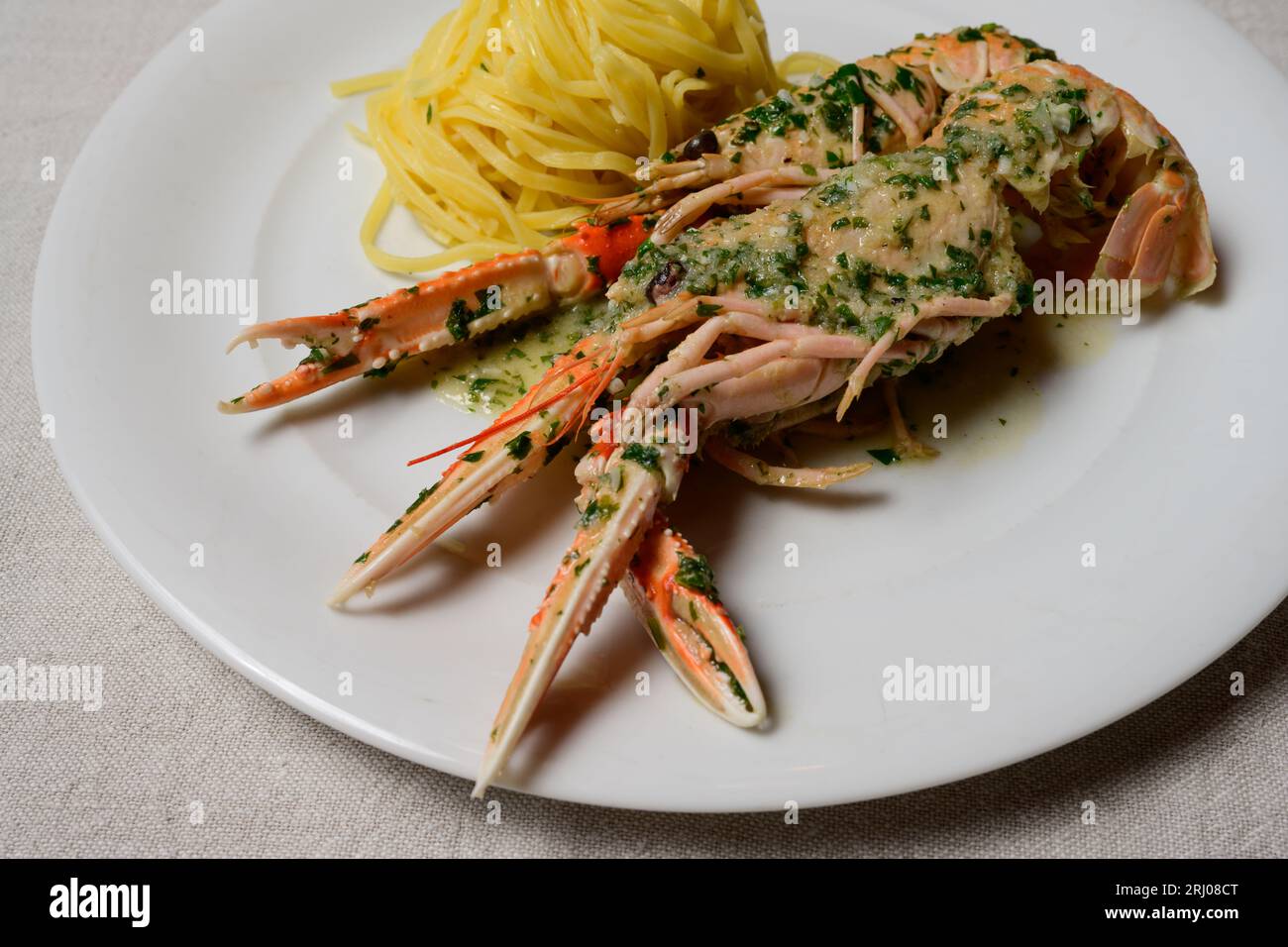 Scampi Buzara o Skampi na Buzaru gamberi reali con linguine, aglio, prezzemolo e salsa di vino bianco, un tipico piatto croato Foto Stock