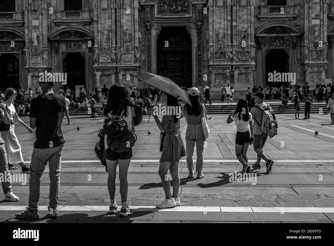 piazza del duomo di milano con persone Foto Stock