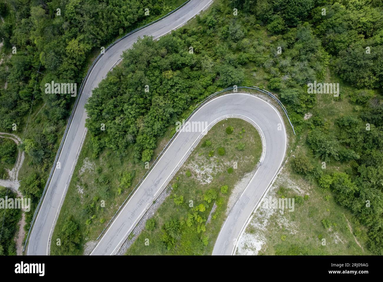 vista cinematografica della strada che gira su una strada di montagna Foto Stock