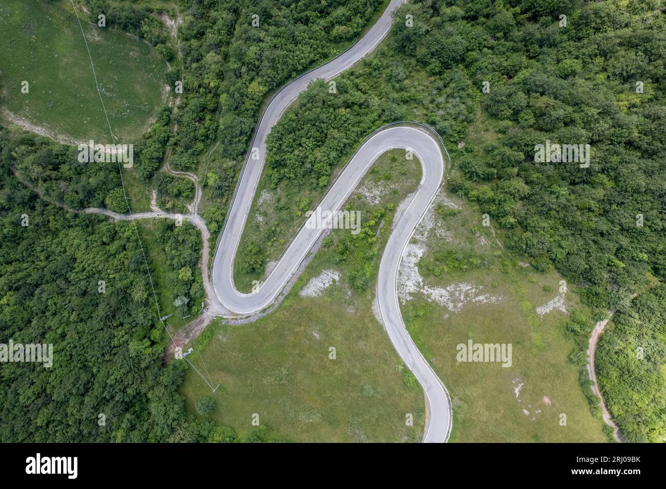 vista cinematografica della strada che gira su una strada di montagna Foto Stock