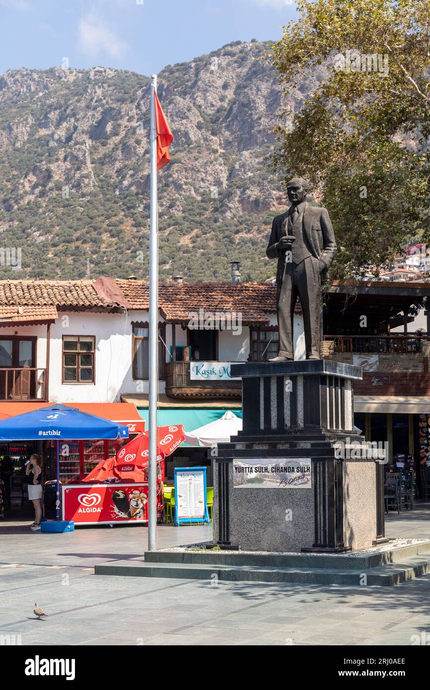 La statua di Ataturk ha sotto una targa con le parole "Yurtta Sulh, Cihanda Sulh" che significa "Pace a casa, Pace nel mondo, Kas, Turchia" Foto Stock