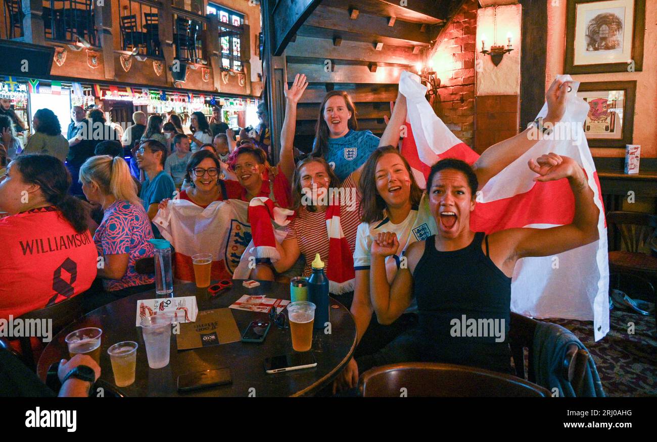 Brighton Regno Unito 20 agosto 2023 - i tifosi inglesi sembrano felici mentre si riuniscono al pub King & Queen di Brighton pronti a guardare l'Inghilterra sfidare la Spagna nella finale della Coppa del mondo femminile in Australia: Credit Simon Dack / Alamy Live News Foto Stock