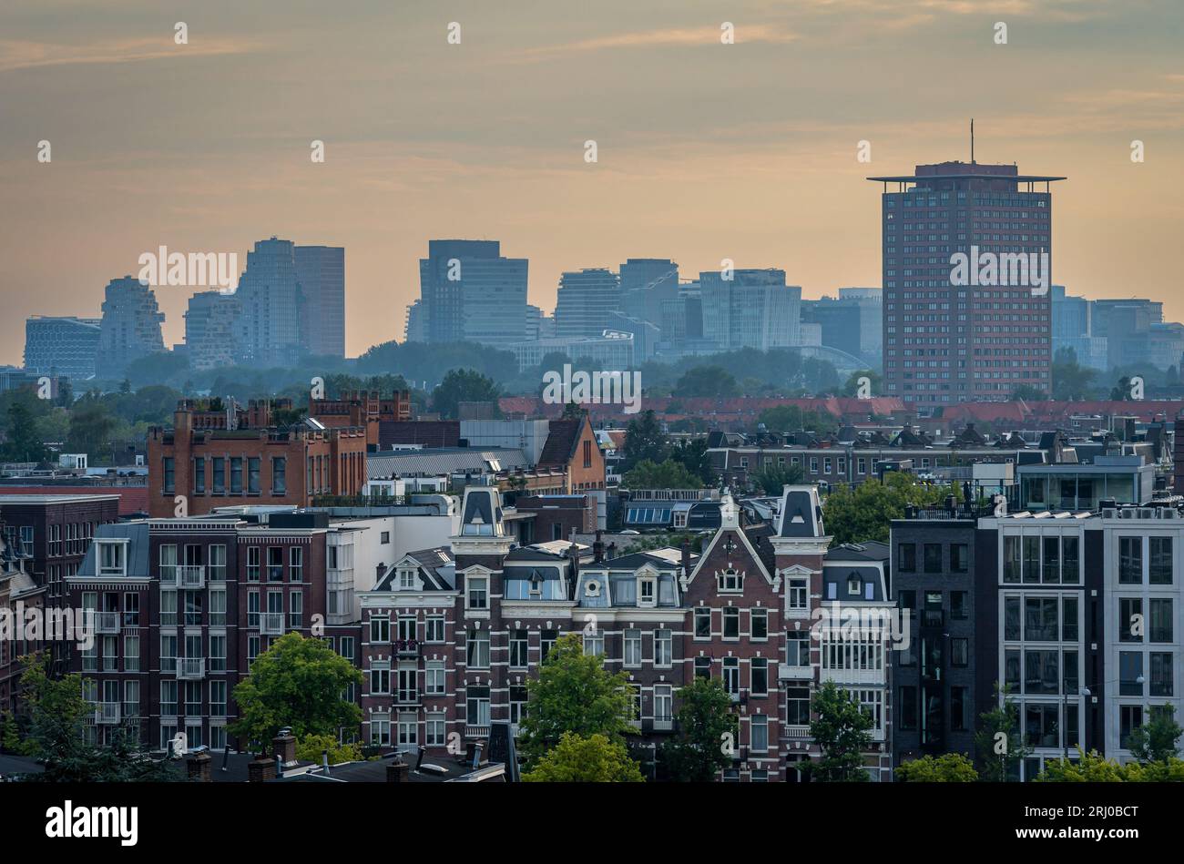 Skyline di Amsterdam visto dal tetto con vista su moderni e alti edifici nel quartiere Zuidas Foto Stock