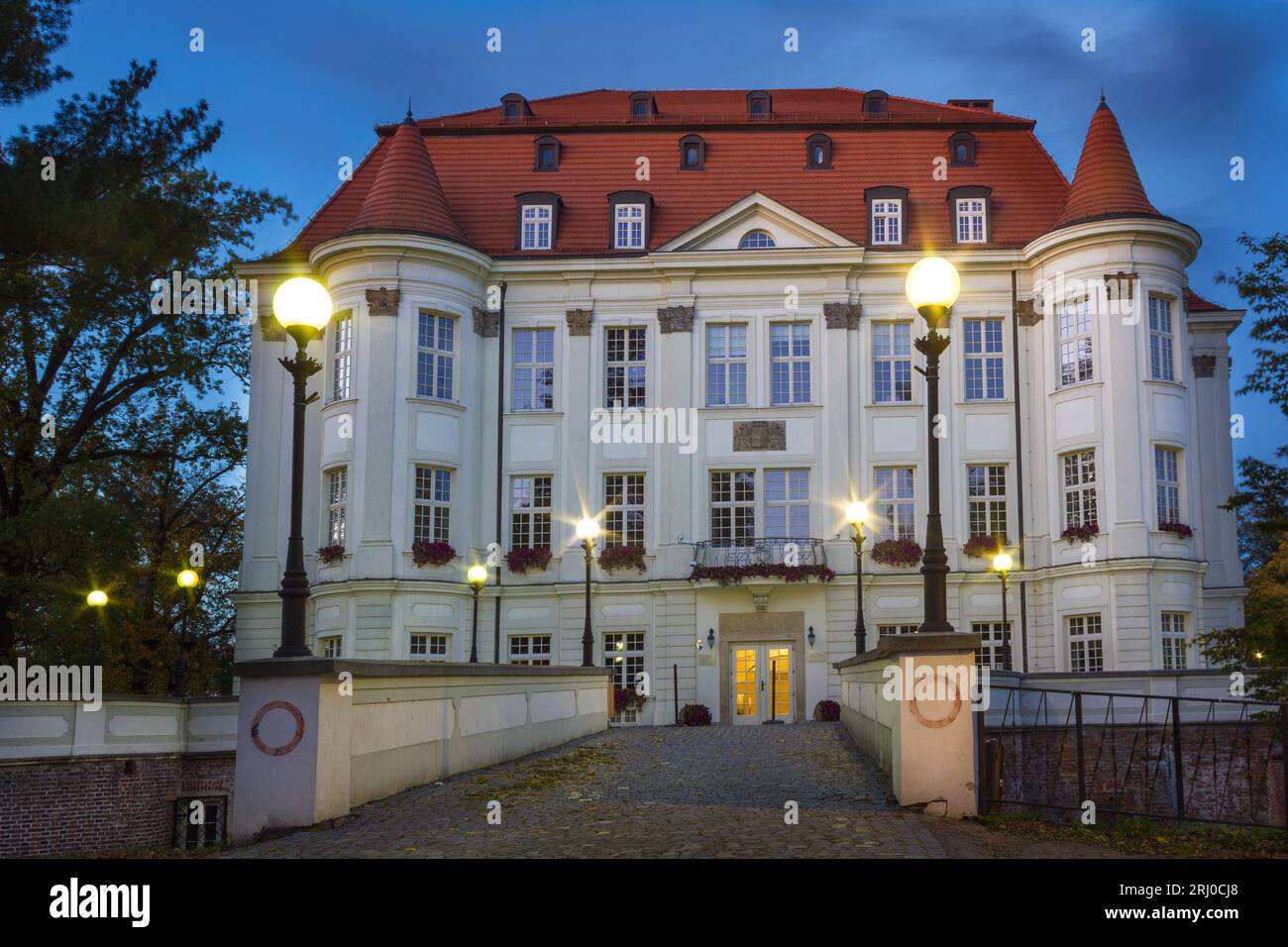 Palazzo storico Lesnica illuminato di sera a Breslavia in Polonia Foto Stock
