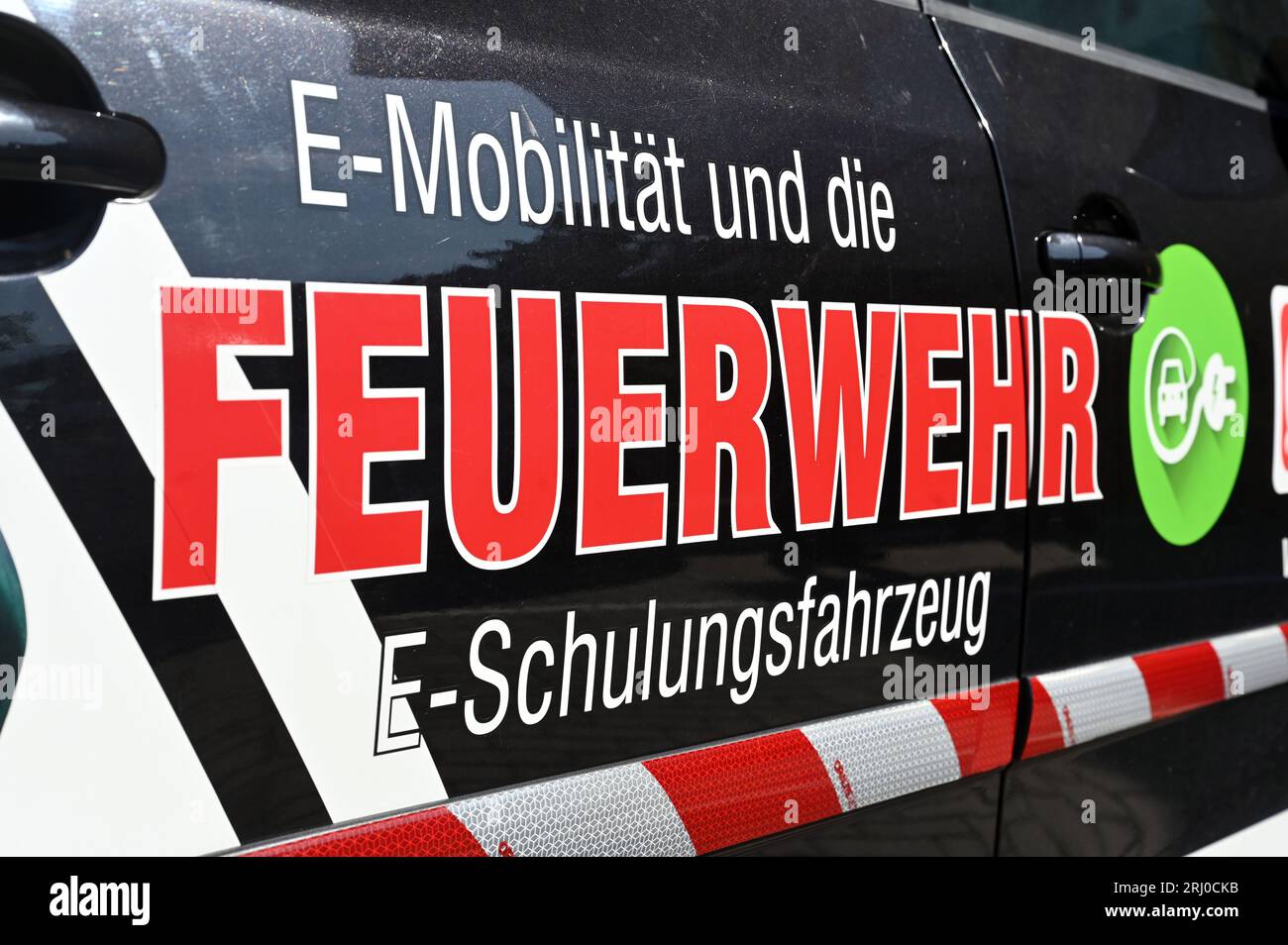 St Leon Rot, Germania. 19 agosto 2023. Un veicolo di e-training speciale per i vigili del fuoco reca la dicitura "e-Mobility and the Fire Department - e-training Vehicle" (mobilità elettronica e vigili del fuoco - veicolo di e-training). Il veicolo è stato sviluppato dalla società Q4Flo. Crediti: Uli Deck/dpa/Alamy Live News Foto Stock